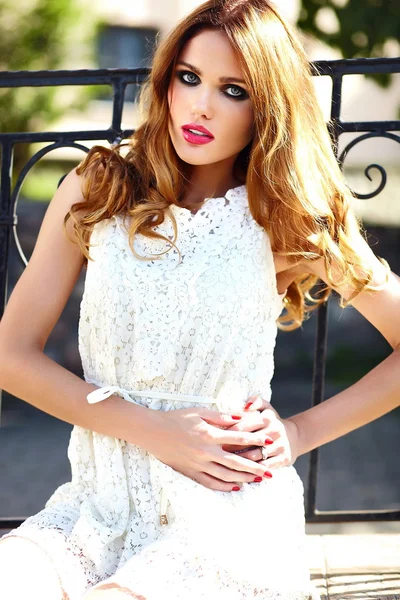 Güzel seksi şık sarışın genç kadın modeli ile parlak bir makyaj ve pembe dudakları beyaz yazlık elbise şehirde mükemmel temiz cilt ile yüksek moda look.glamor portre portre — Stok fotoğraf