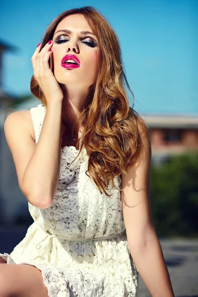 High fashion look.glamor close seup portrait of beautiful sexy stylish blond young woman model with bright makeup and pink lips with perfect clean skin in white summer dress in the city — стоковое фото