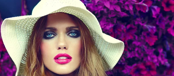 High fashion look.glamor closeup portrait of beautiful sexy stylish blond young woman model with bright makeup and pink lips with perfect clean skin in hat blue eyes — Stock Photo, Image