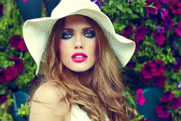 Υψηλή μόδα look.glamor closeup πορτρέτο του όμορφη σέξι κομψό ξανθιά νεαρή γυναίκα μοντέλο με φωτεινό μακιγιάζ και ροζ χείλη με τέλειο καθαρό δέρμα, στα μάτια της καπέλο μπλε — Φωτογραφία Αρχείου
