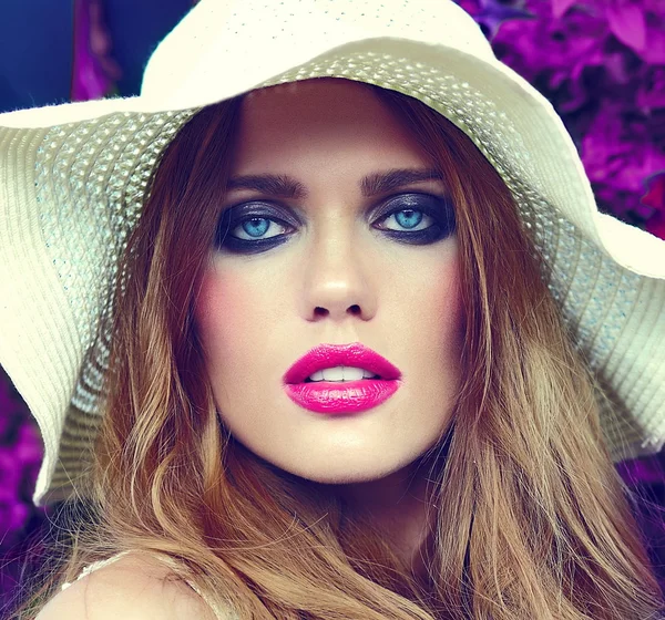 Mody look.glamor zbliżenie portret piękny seksowny stylowy blond kobieta młody model z jasny makijaż i różowe usta z doskonałą czystą skórę w oczy niebieski kapelusz — Zdjęcie stockowe