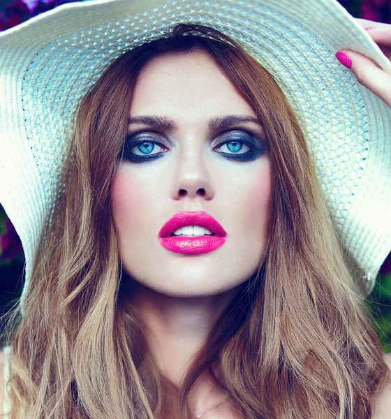 Alta moda look.glamor primer plano retrato de hermosa sexy elegante modelo de mujer joven rubia con maquillaje brillante y labios rosados con la piel limpia perfecta en los ojos azules sombrero — Foto de Stock