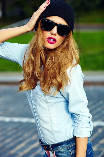 High fashion look.glamour lifestyle blonde Frau Modell in lässigen Jeans Shorts Tuch draußen auf der Straße in schwarzer Mütze — Stockfoto