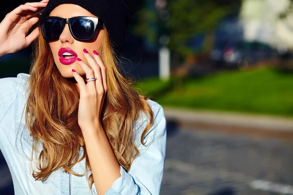 Haute mode look.glamor style de vie blond femme fille modèle en jeans casual shorts tissu à l'extérieur dans la rue en bonnet noir — Photo