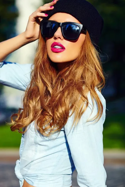 Haute mode look.glamor style de vie blond femme fille modèle en jeans casual shorts tissu à l'extérieur dans la rue en bonnet noir — Photo