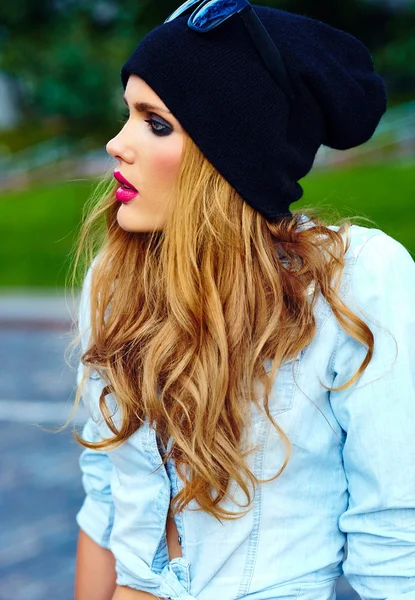 Yüksek moda look.glamor yaşam tarzı sarışın kadın kız modeli rahat Jeans kumaş siyah şapkalı sokakta açık havada şort — Stok fotoğraf