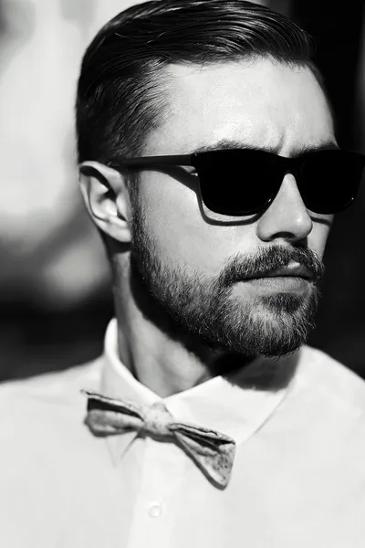 Joven elegante sexy guapo modelo hombre en estilo de vida de tela casual en la calle en gafas — Foto de Stock