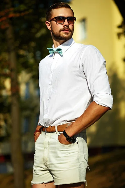 Jeune homme élégant sexy beau modèle dans le style de vie de tissu décontracté dans la rue dans les lunettes — Photo