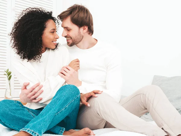 Sorrindo Mulher Bonita Seu Namorado Bonito Feliz Família Multirracial Alegre — Fotografia de Stock