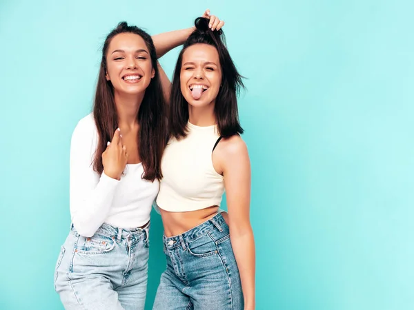 Twee Jonge Mooie Lachende Brunette Hippe Teefjes Trendy Zomerkleding Sexy — Stockfoto