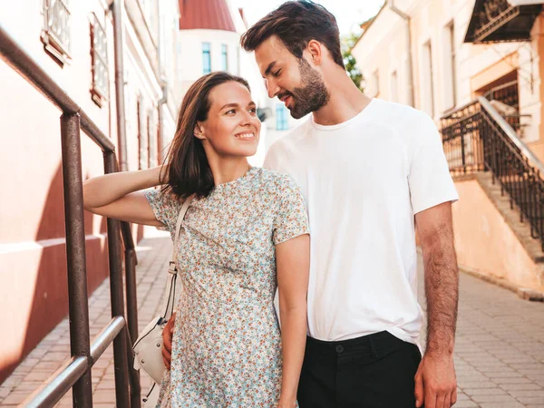 Sorrindo Mulher Bonita Seu Namorado Bonito Mulher Roupas Verão Casuais — Fotografia de Stock