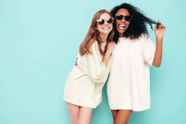 Dvě Mladé Krásné Usměvavé Mezinárodní Hipsterky Módních Letních Šatech Sexy — Stock fotografie