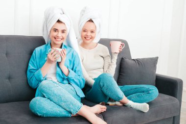 İki güzel, güzel, gülümseyen kadın. Lüks bir dairede yatakta oturan kaygısız mankenler. Evde havlularla kafalarına güzellik tedavisi yapıyorlar. Çay ya da kahve içmek, elinde bardak tutmak.