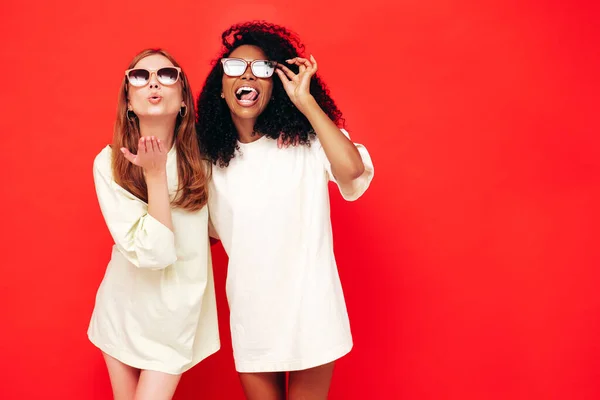 Dwie Młode Piękne Uśmiechnięte Międzynarodowe Hipsterki Modnych Letnich Ubraniach Seksowne — Zdjęcie stockowe