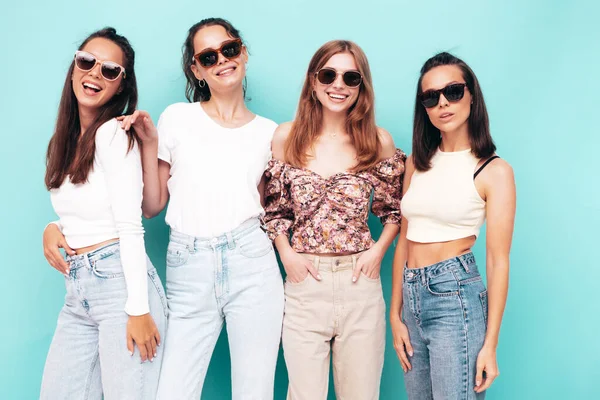 Vier Jonge Mooie Lachende Brunette Hippe Teefjes Trendy Zomerkleding Sexy — Stockfoto