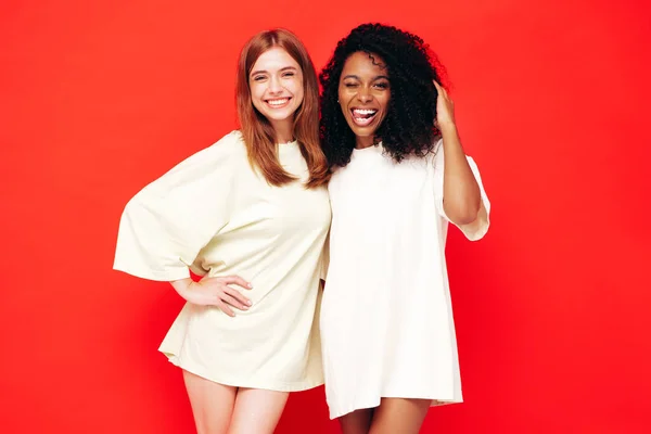 Дві Молоді Красиві Усміхнені Міжнародні Хіпстерки Модному Літньому Одязі Сексуальні — стокове фото