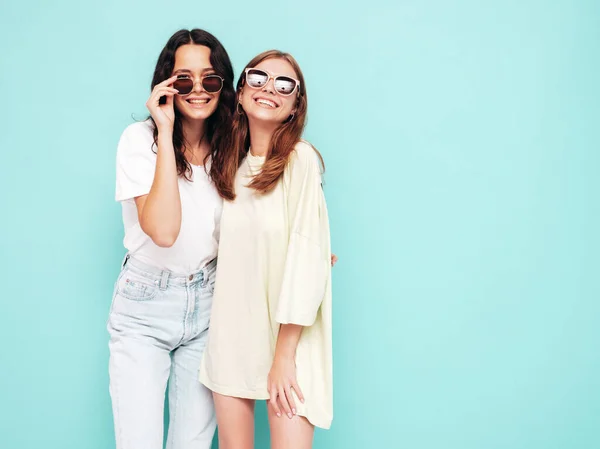 Two Young Beautiful Smiling Brunette Hipster Female Trendy Summer Clothes — Stock Photo, Image