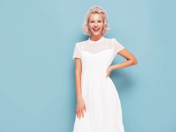 Retrato Jovem Bela Fêmea Sorridente Vestido Branco Verão Moda Mulher — Fotografia de Stock