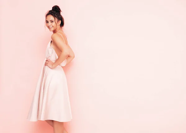 Potret Wanita Muda Yang Cantik Tersenyum Dengan Gaun Musim Panas — Stok Foto