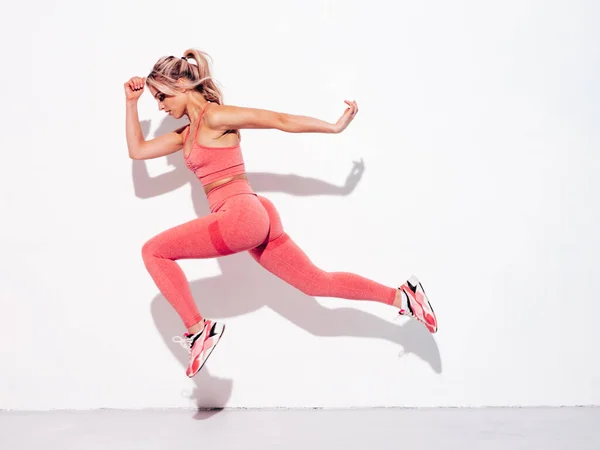 Fitness Lächelnde Frau Pinkfarbener Sportkleidung Junge Schöne Modell Mit Perfektem — Stockfoto
