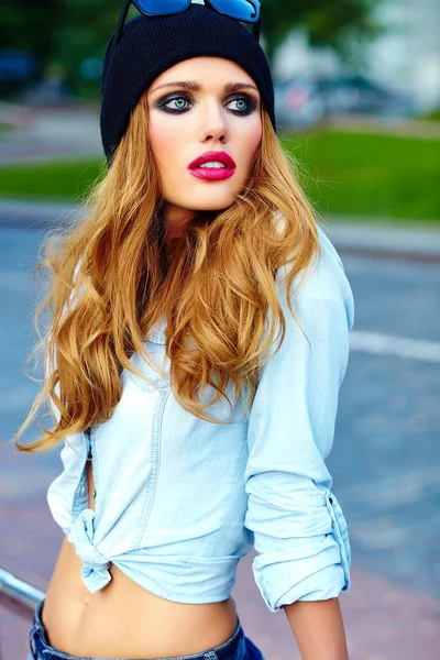 Mody look.glamor styl życia blond kobieta dziewczyna model dorywczo tkaniny na zewnątrz przy ulicy w czerwonym — Zdjęcie stockowe