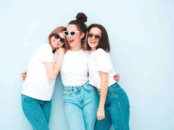 Tres Jóvenes Hermosas Hembras Hipster Sonrientes Moda Misma Camiseta Blanca — Foto de Stock