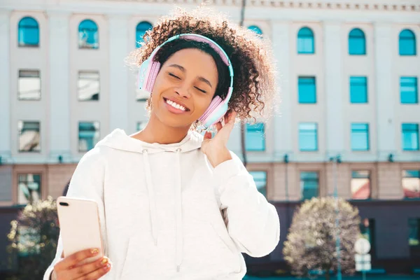 Schöne Schwarze Frau Mit Afro Locken Frisuren Lächelndes Modell Weißem — Stockfoto
