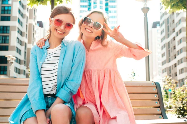 Две Молодые Красивые Улыбающиеся Женщины Хипстеры Трикотажных Летних Одеждах Платьях — стоковое фото