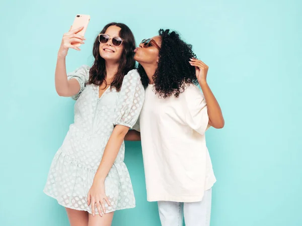 Dois Jovens Bonita Sorridente Internacional Hipster Fêmea Roupas Verão Moda — Fotografia de Stock