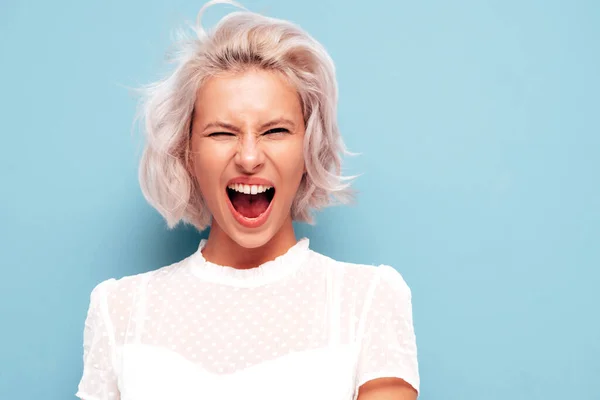 Gros Plan Portrait Jeune Belle Femme Souriante Dans Des Vêtements — Photo