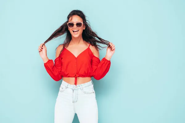 Mladá Krásná Usměvavá Fena Módní Letní Červené Top Džínové Oblečení — Stock fotografie