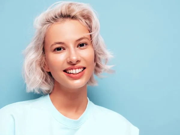 Retrato Cerca Una Joven Hermosa Sonriente Mujer Vestida Con Ropa — Foto de Stock