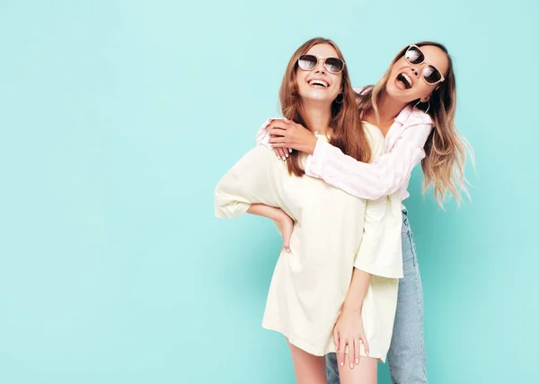 Дві Молоді Красиві Усміхнені Брюнетки Хіпстерки Модному Літньому Одязі Сексуальні — стокове фото