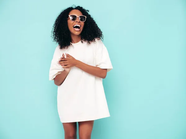 Schöne Schwarze Frau Mit Afro Frisur Lächelndes Model Langen Shirt — Stockfoto