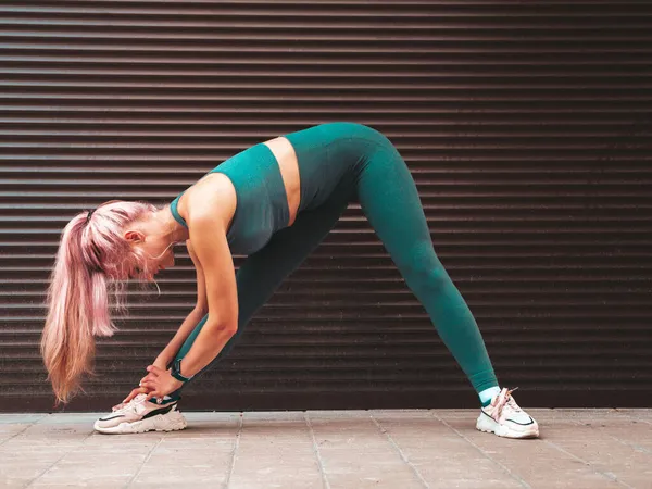 Mulher Sorridente Fitness Roupas Esportivas Verdes Com Cabelo Rosa Jovem — Fotografia de Stock