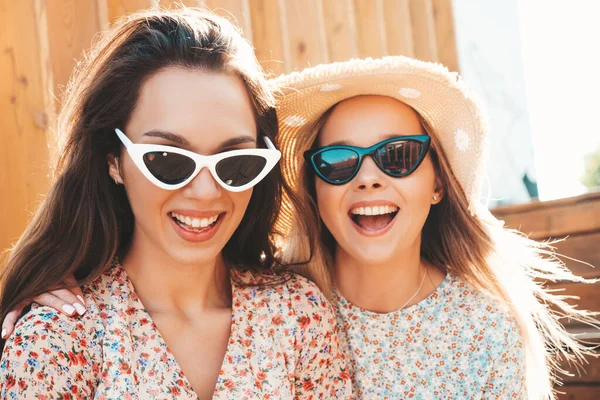 Duas Jovens Bonita Sorridente Hipster Fêmea Moda Verão Dresses Sexy — Fotografia de Stock