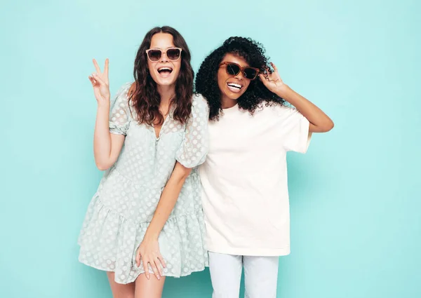 Dois Jovens Bonita Sorridente Internacional Hipster Fêmea Roupas Verão Moda — Fotografia de Stock