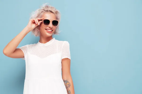 Retrato Jovem Bela Fêmea Sorridente Vestido Branco Verão Moda Mulher — Fotografia de Stock