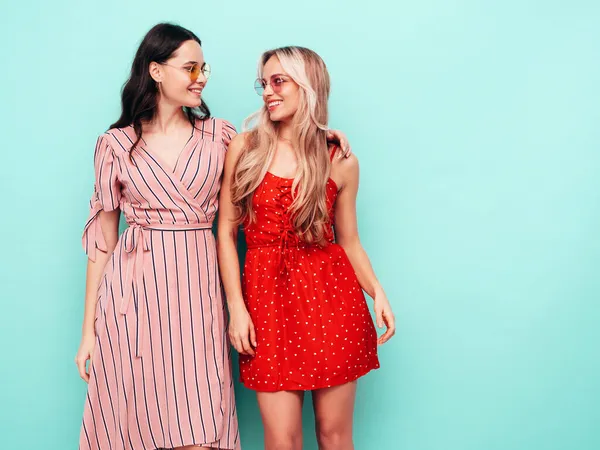 Two Young Beautiful Smiling Brunette Hipster Female Trendy Summer Dresses — Stock Photo, Image