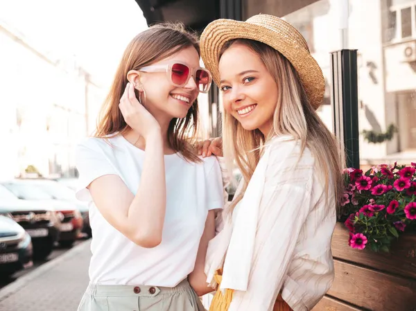 Δύο Νεαρές Όμορφες Χαμογελαστές Χίπστερ Γυναίκες Μοντέρνα Καλοκαιρινά Ρούχα Ξέγνοιαστες — Φωτογραφία Αρχείου