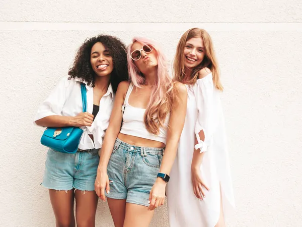 Tři Mladé Krásné Usměvavé Feny Módní Letní Oblečení Sexy Bezstarostné — Stock fotografie