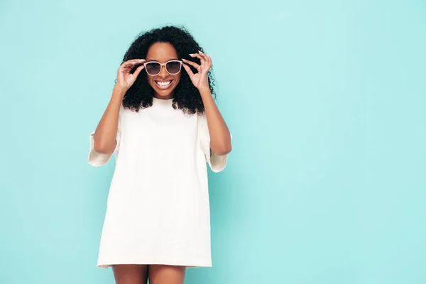 Krásná Černoška Afro Účesem Usmívající Modelka Dlouhých Tričkách Sexy Bezstarostná — Stock fotografie