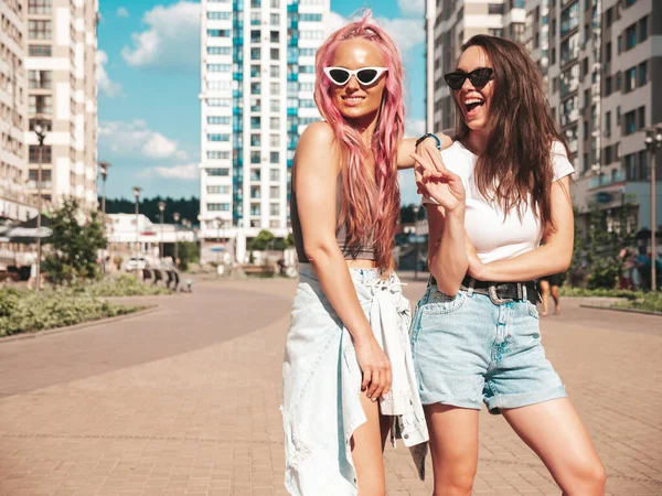 Deux Jeunes Belles Femmes Hipster Souriantes Dans Des Vêtements Été — Photo