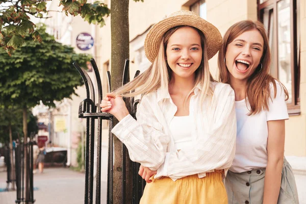 Son Moda Yaz Kıyafetleri Içinde Iki Güzel Gülümseyen Yeniyetme Kadın — Stok fotoğraf