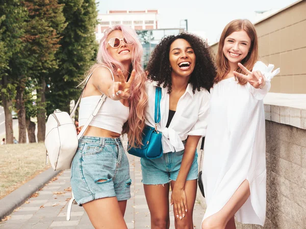 Tres Jóvenes Hermosas Hembras Sonrientes Ropa Verano Moda Sexy Mujeres — Foto de Stock