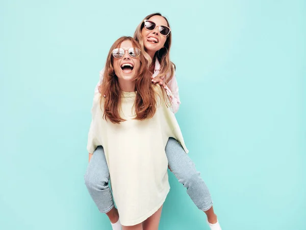 Dois Jovens Bonita Sorridente Morena Hipster Fêmea Moda Roupas Verão — Fotografia de Stock