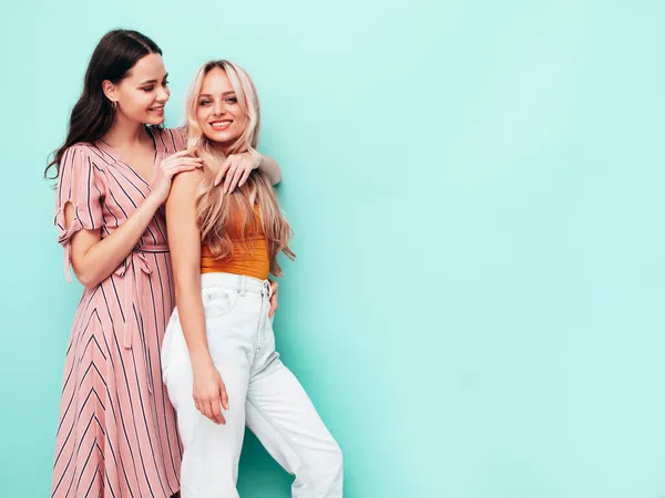 Dos Jóvenes Guapas Sonrientes Morena Hipster Hembra Ropa Verano Moda — Foto de Stock