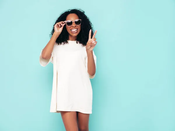 Krásná Černoška Afro Kudrlinky Účes Usmívající Modelka Dlouhých Tričkách Sexy — Stock fotografie