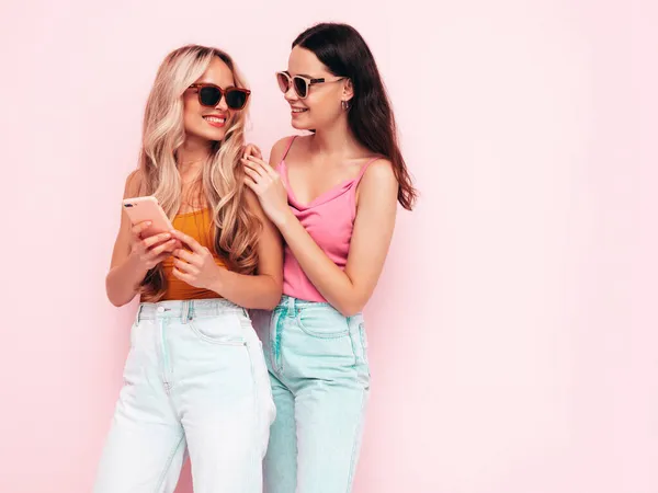 Dos Jóvenes Guapas Sonrientes Morena Hipster Hembra Ropa Verano Moda —  Fotos de Stock