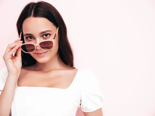 Retrato Close Jovem Bela Fêmea Sorridente Roupas Verão Moda Mulher — Fotografia de Stock